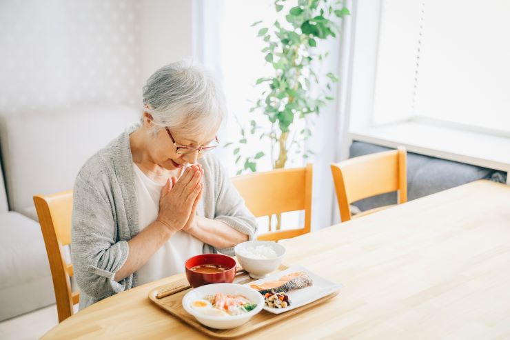 高齢者の孤食とは？健康への影響と対策